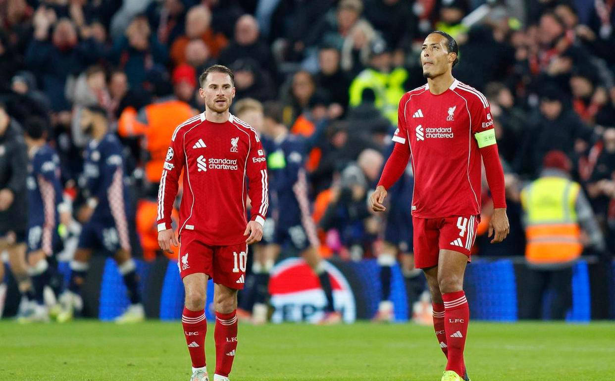 利物浦欧冠主场惨遭1-4重创,主帅与球员神情黯然,队伍士气跌至谷底