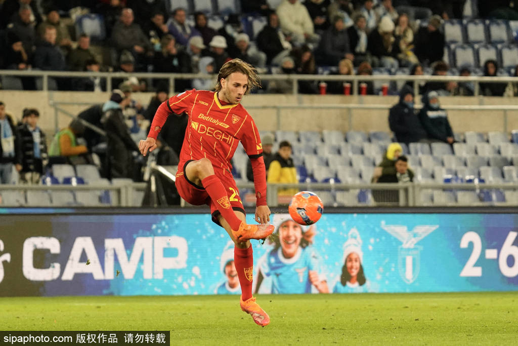 朗斯前锋托万荣膺UNFP法甲11月最佳球员：背后隐藏的努力与战术解析