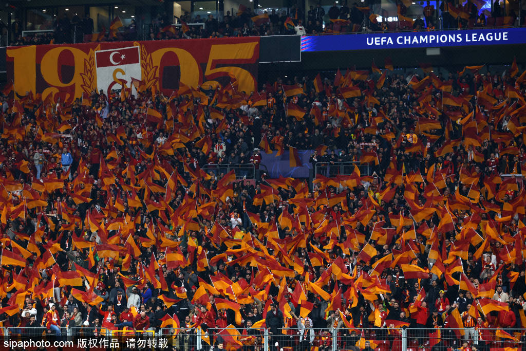 压力山大！斯洛特正面回应名宿质疑：利物浦绝非“一盘散沙”